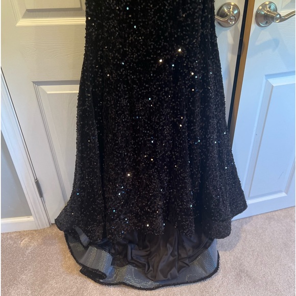 Strapless black sequined prom dress.  Never worn paid $300 asking $150.  Size 8 - Picture 1 of 7